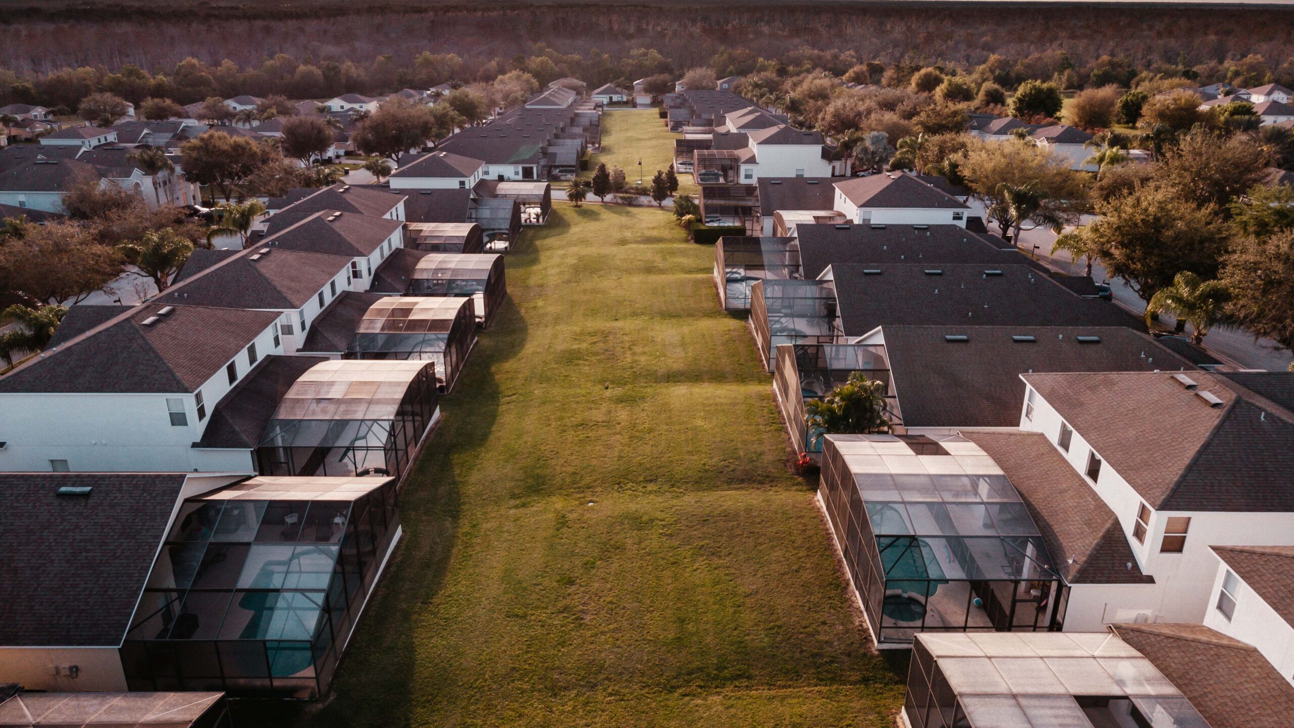 rooftops-and-pools-of-a-florida-residential-neighbourhood